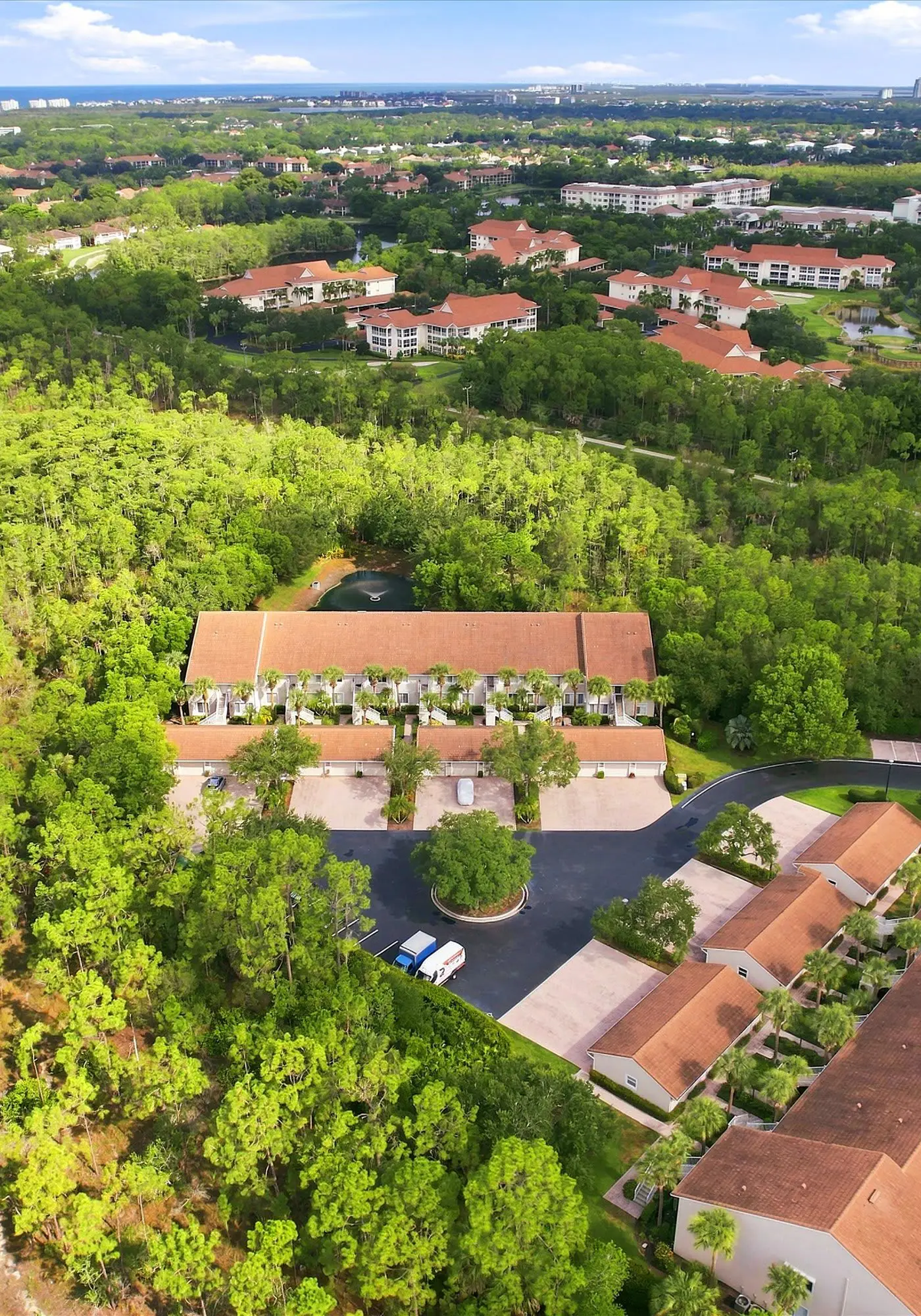 Cozy 2 Bedroom Naples Condo with Full Kitchen, shared Pool