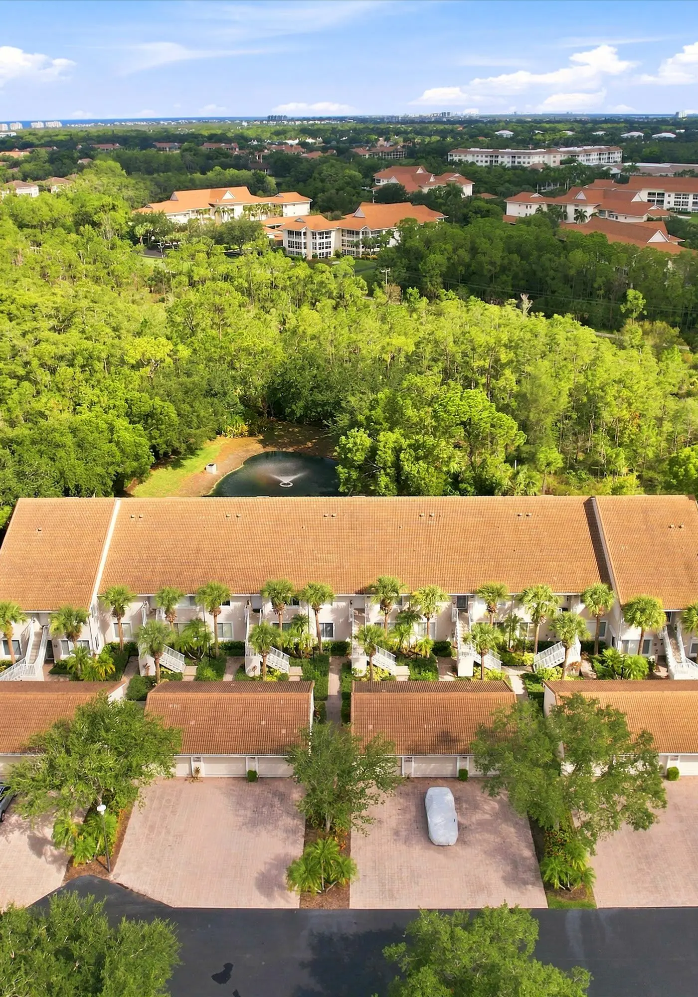Cozy 2 Bedroom Naples Condo with Full Kitchen, shared Pool