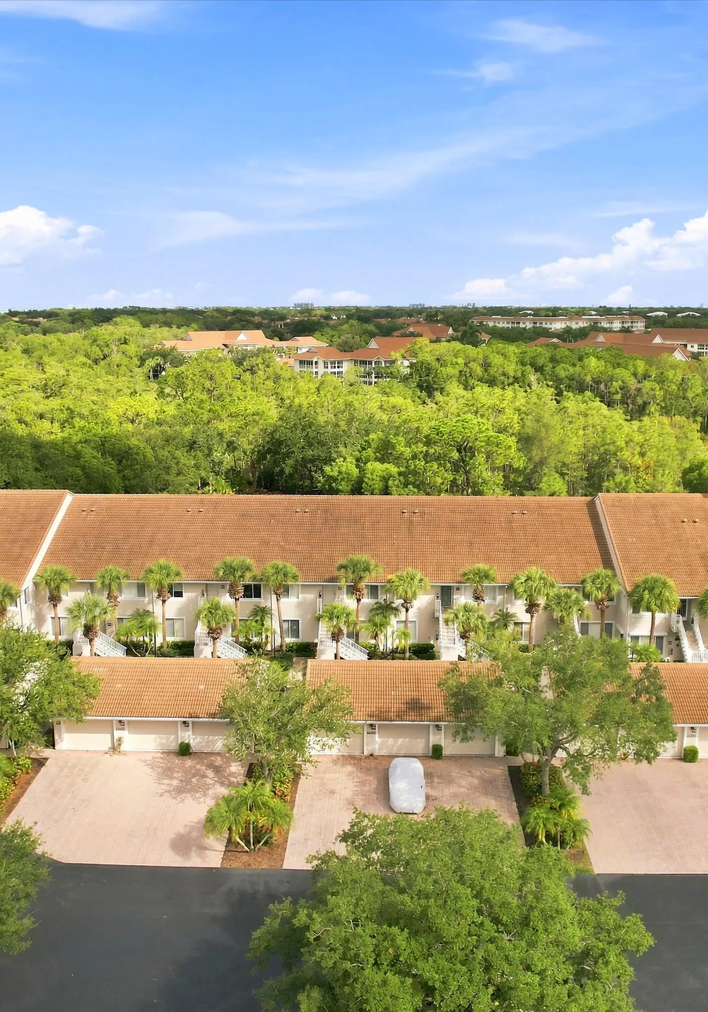 Cozy 2 Bedroom Naples Condo with Full Kitchen, shared Pool