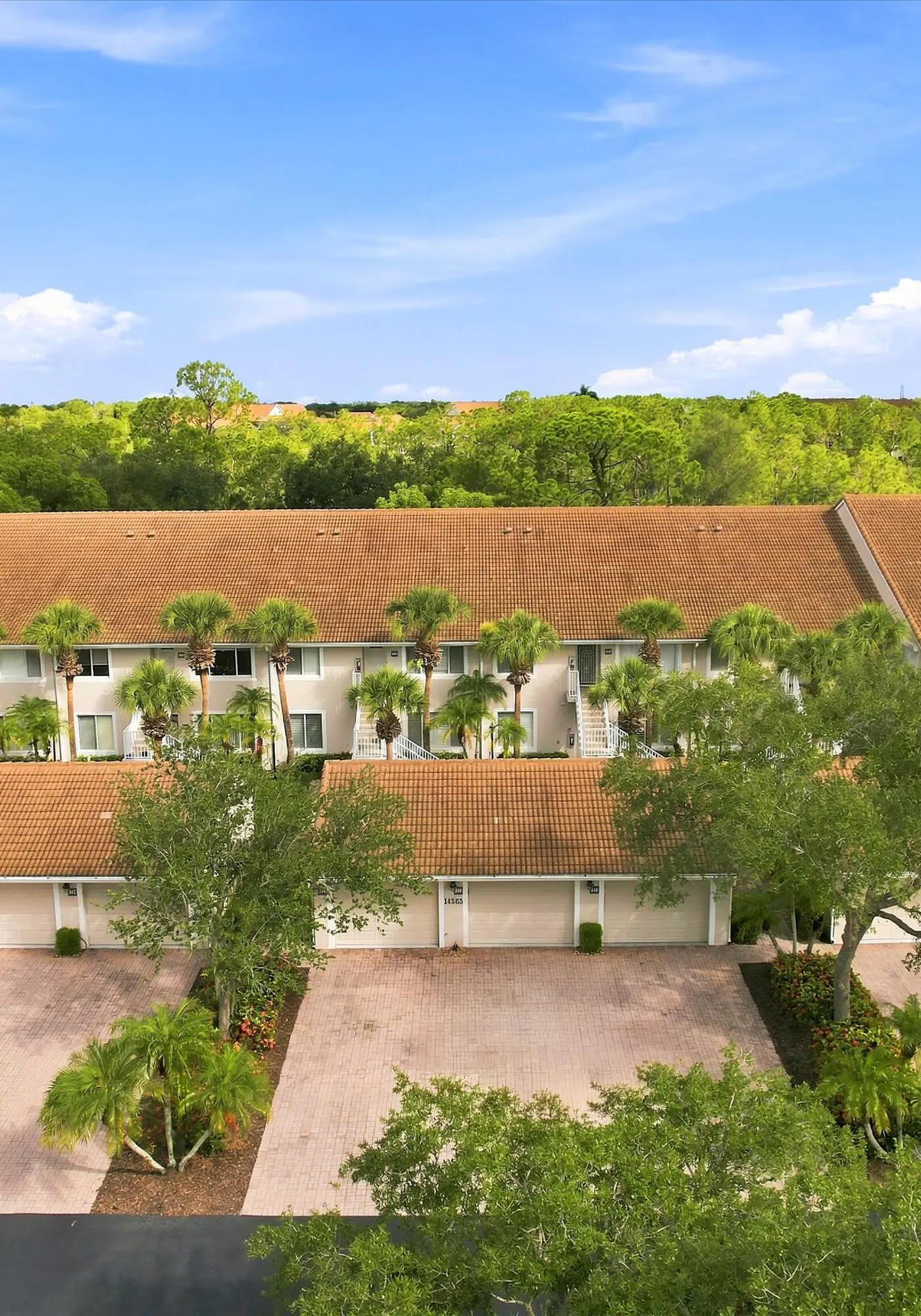 Cozy 2 Bedroom Naples Condo with Full Kitchen, shared Pool