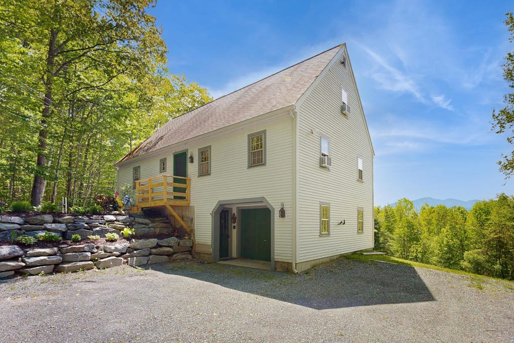 Peaceful mountain home w/ amazing views; close to hiking trails & quaint towns