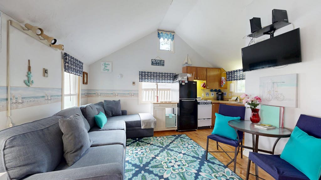 Traditional Centrally Located Cottage...walk to downtown and beaches