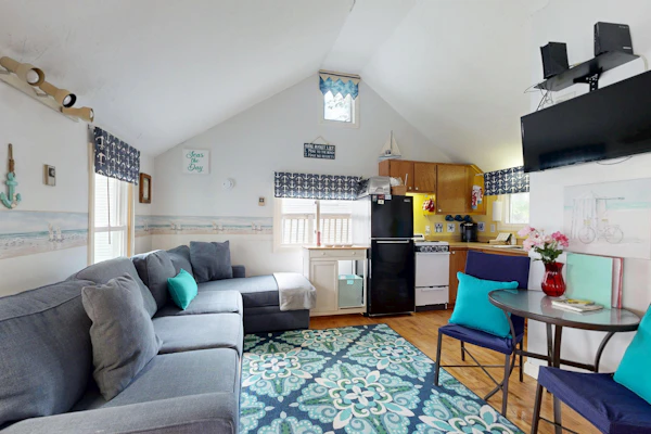Traditional Centrally Located Cottage...walk to downtown and beaches