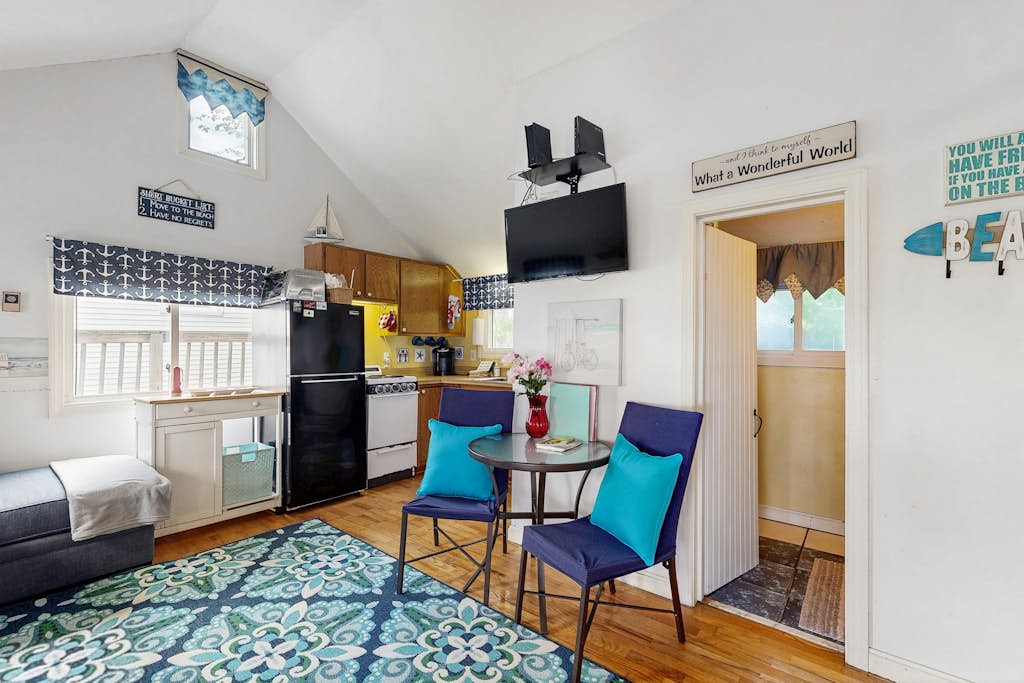 Traditional Centrally Located Cottage...walk to downtown and beaches