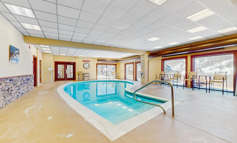 Mt. Snow All Season Condo: w/ shared hot tub & pool, ski shuttle, tennis