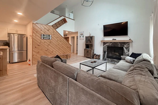Mt. Snow All Season Condo: w/ shared hot tub & pool, ski shuttle, tennis