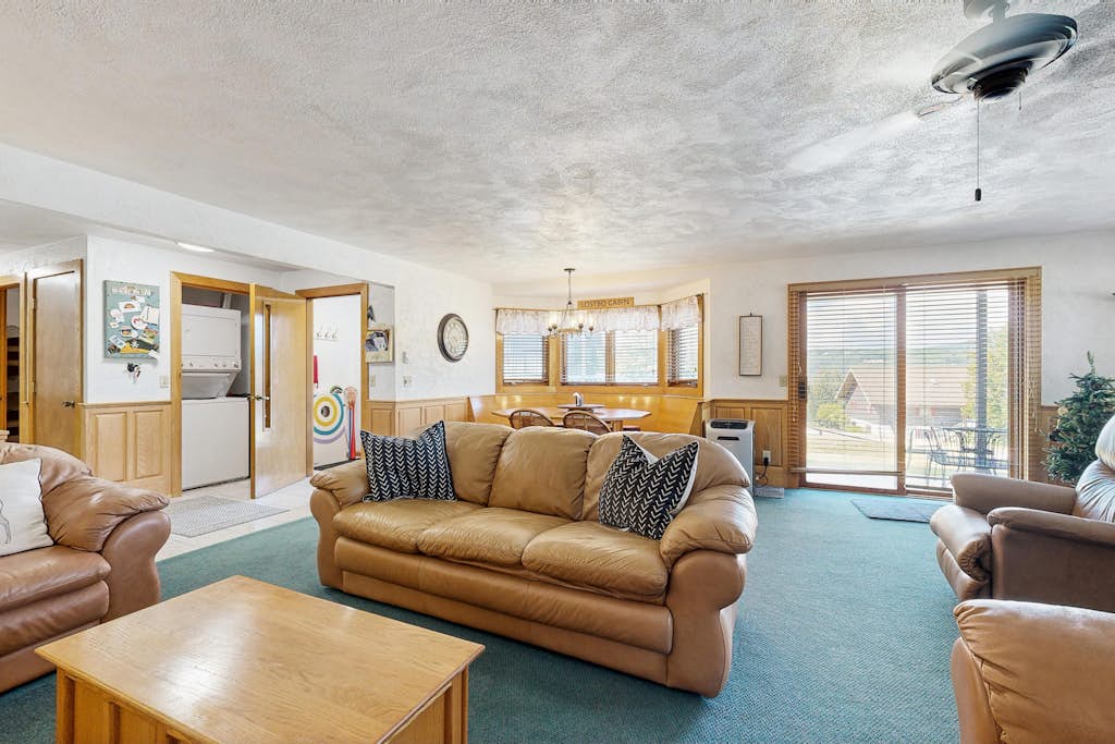 White Mountain Condo: close to ski, hiking, local attractions, dining & views
