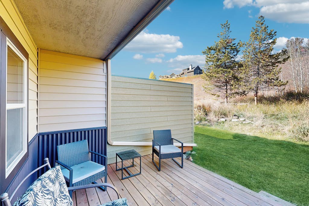 Stylish townhouse with WiFi, private washer/dryer, patio, and full kitchen