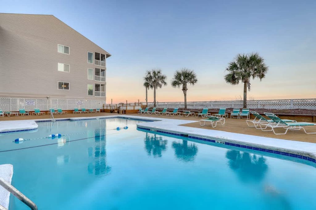 Cute and cozy condo with ocean view, pool & close to many attractions