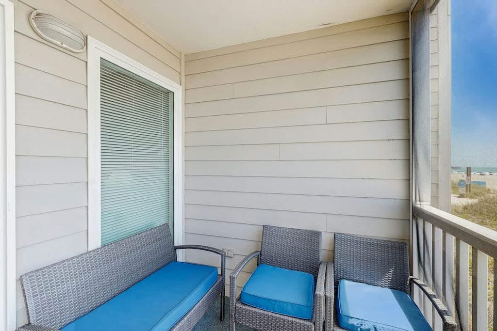 Cute and cozy condo with ocean view, pool & close to many attractions