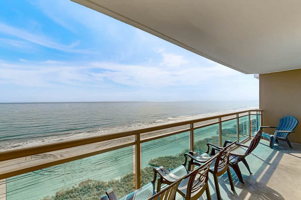 10th-floor oceanfront condo with balcony, central AC, pool & hot tub