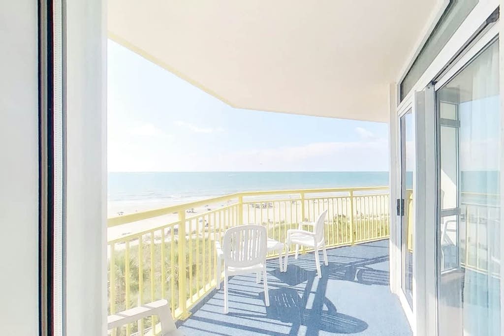 4th floor oceanfront condo w/ central AC, balcony, shared pool, shared hot tub