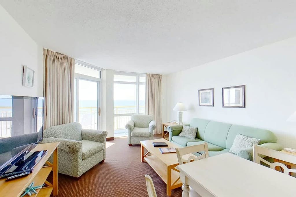 4th floor oceanfront condo w/ central AC, balcony, shared pool, shared hot tub