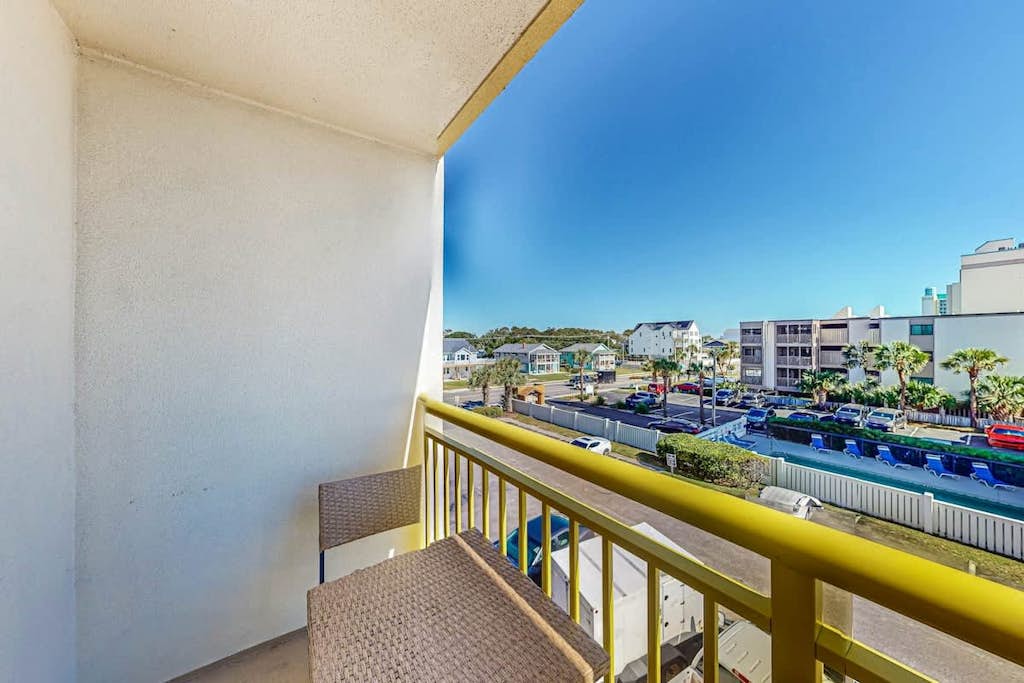 3rd floor ocean view studio with access to pool, hot tub, balcony & central AC