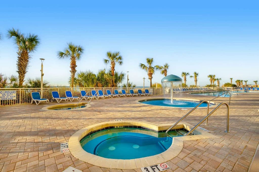 3rd floor ocean view studio with access to pool, hot tub, balcony & central AC