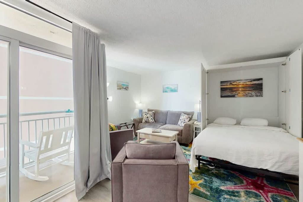 9th floor studio w/shared pools, hot tubs - steps to beach & golf nearby
