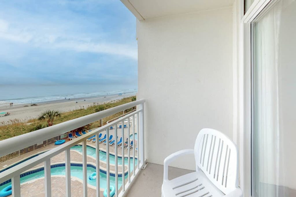 4th floor oceanfront condo w/ central AC, WiFi, shared pool/hot tub, balcony