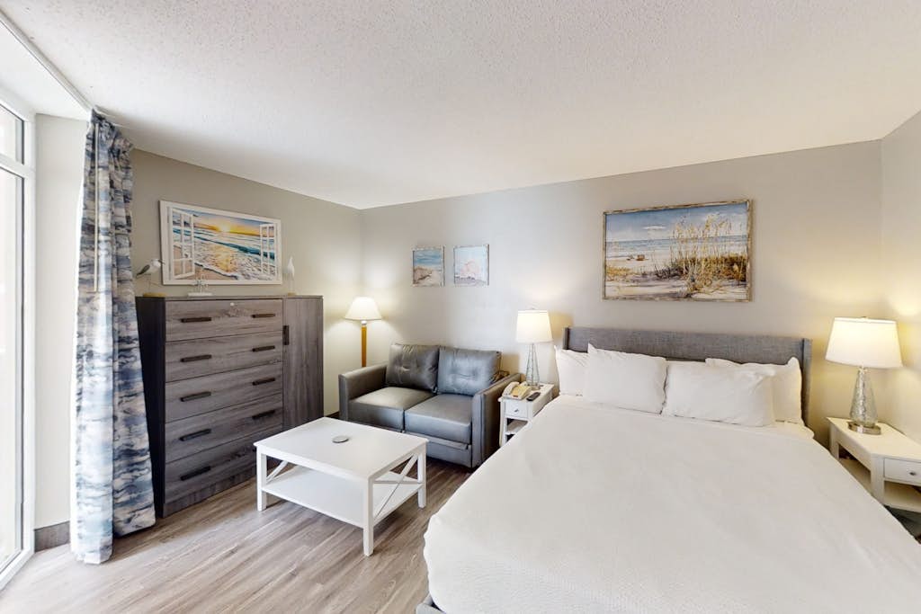 8th floor studio w/ shared pool, shared hot tub, central AC, balcony & free WiFi