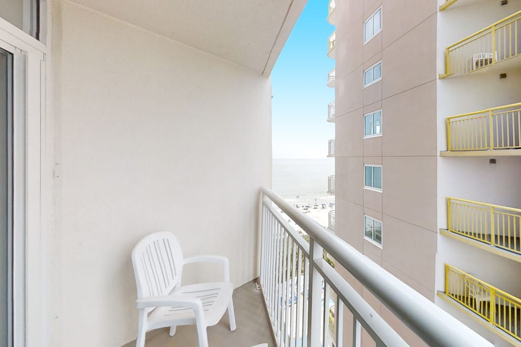 8th floor studio w/ shared pool, shared hot tub, central AC, balcony & free WiFi