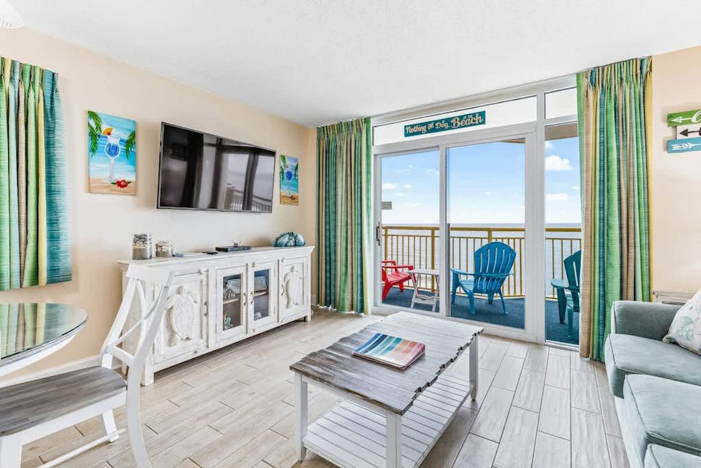 11th-floor oceanfront condo with hot tub, pool, & central AC