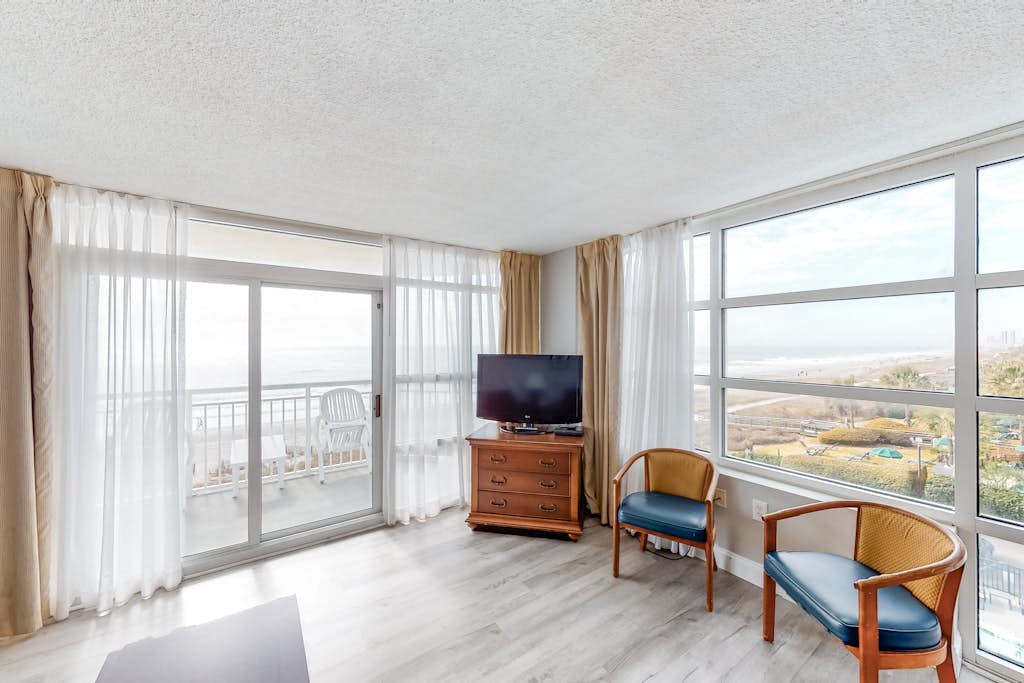 3rd-floor oceanfront snowbird-friendly condo with W/D, pool, & hot tub