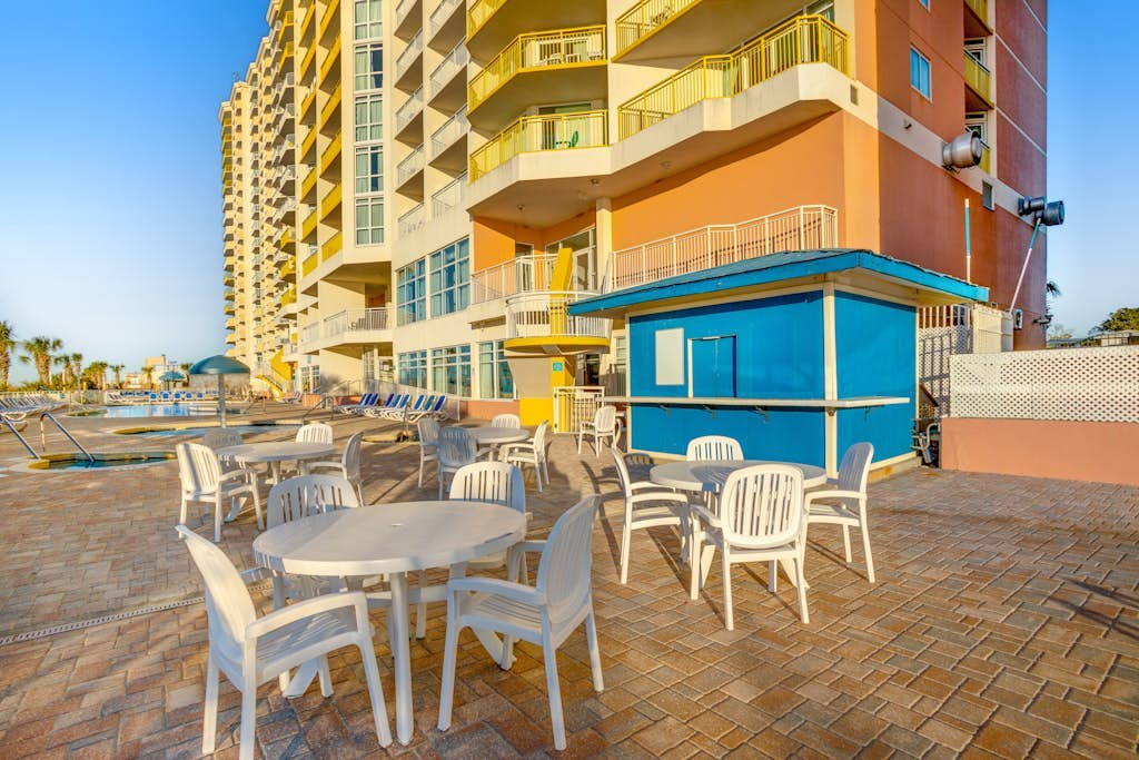 14th floor studio w/ shared hot tub, balcony, shared pool, WiFi, & central AC