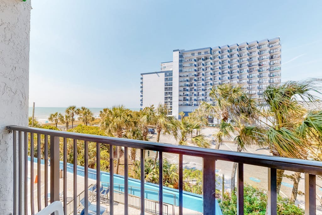 3rd Floor Oceanview Dog & Snowbird Friendly Studio -Shared Pool/Hot Tub