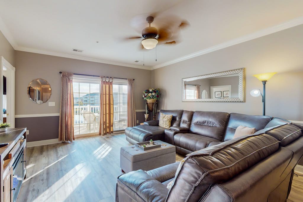 Lakefront condo near Broadway at the Beach w/pools, fireplace & golf