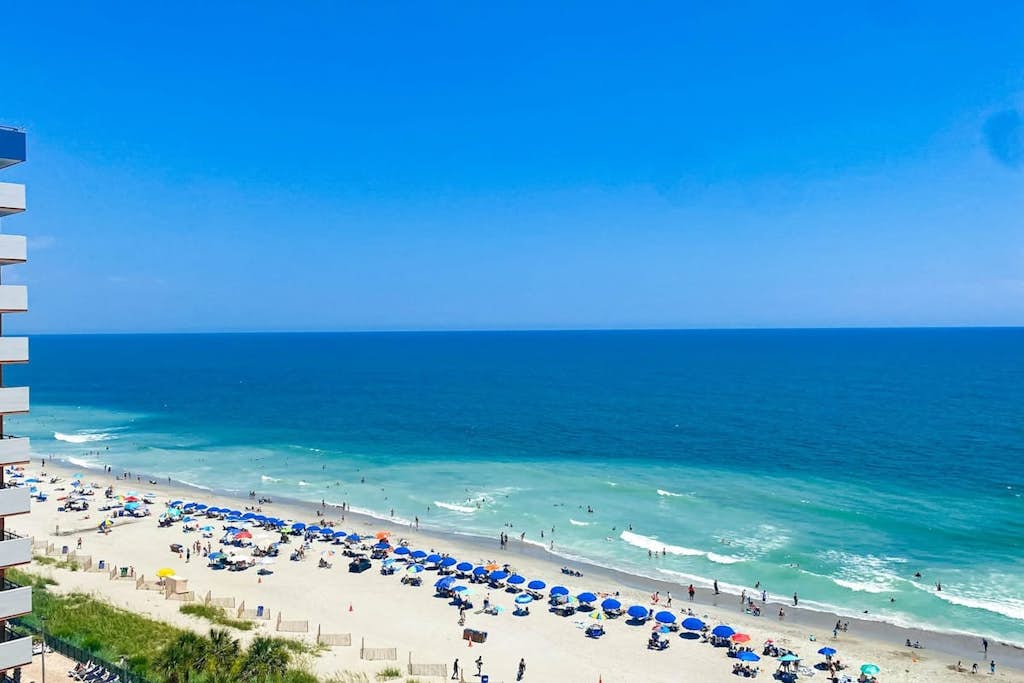 Oceanfront condo in Myrtle Beach with pools, hot tubs & gym