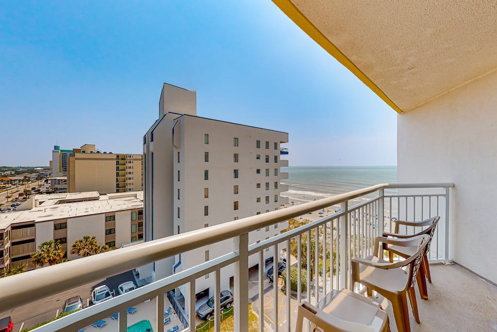 Beach-view 8th-floor studio with hot tubs, pools, kitchenette, lazy river, & W/D