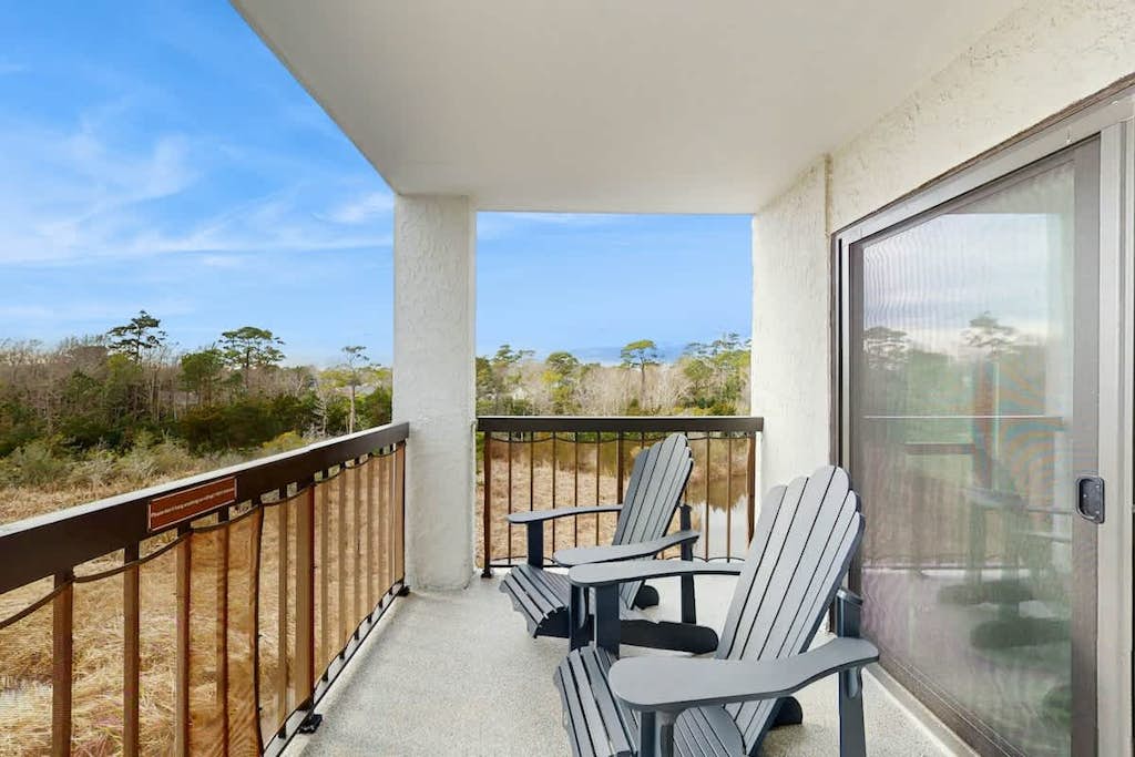 Pristine All-Suite Sea Mark Getaway with Balcony, Pool, Hot Tub & Inlet Views