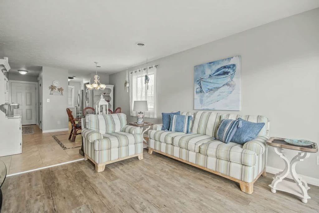 Top-Floor Balcony with Ocean Glimpse Shared Pool & Hot Tub, High-Speed WiFi, AC