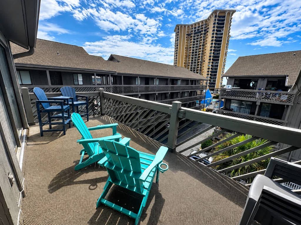 Top-Floor Balcony with Ocean Glimpse Shared Pool & Hot Tub, High-Speed WiFi, AC