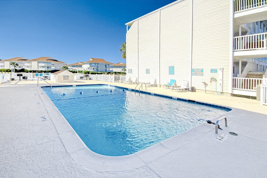 Water view condo w/private balcony, pool, close to beach & golf
