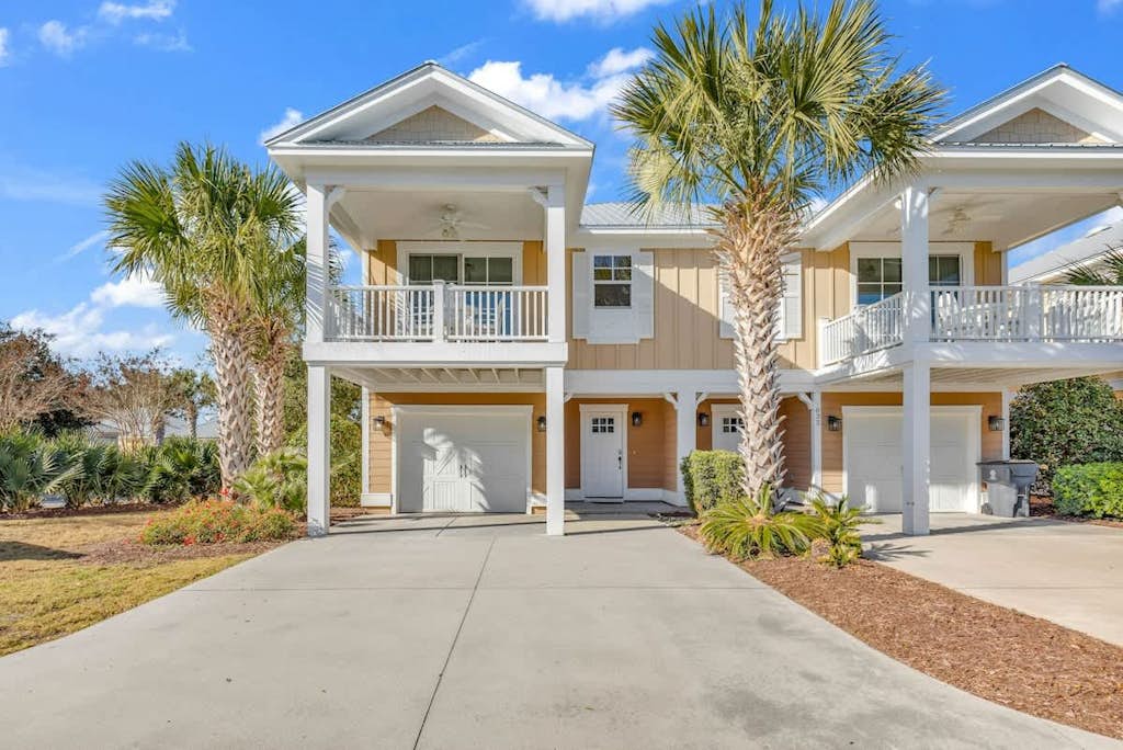 Lovely Townhome near Beach with Shared Pool, Hot Tub, Gym, Central AC & WiFi