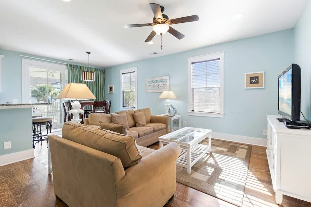 Lovely Townhome near Beach with Shared Pool, Hot Tub, Gym, Central AC & WiFi