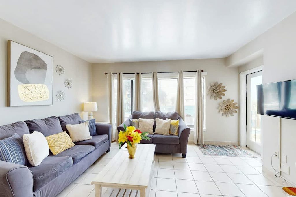 Oceanfront escape with views, pools, hot tubs, balcony & easy beach access
