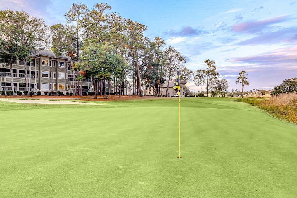 Beautiful condo on golf course with pool, hot tub, balcony, tennis court, & W/D