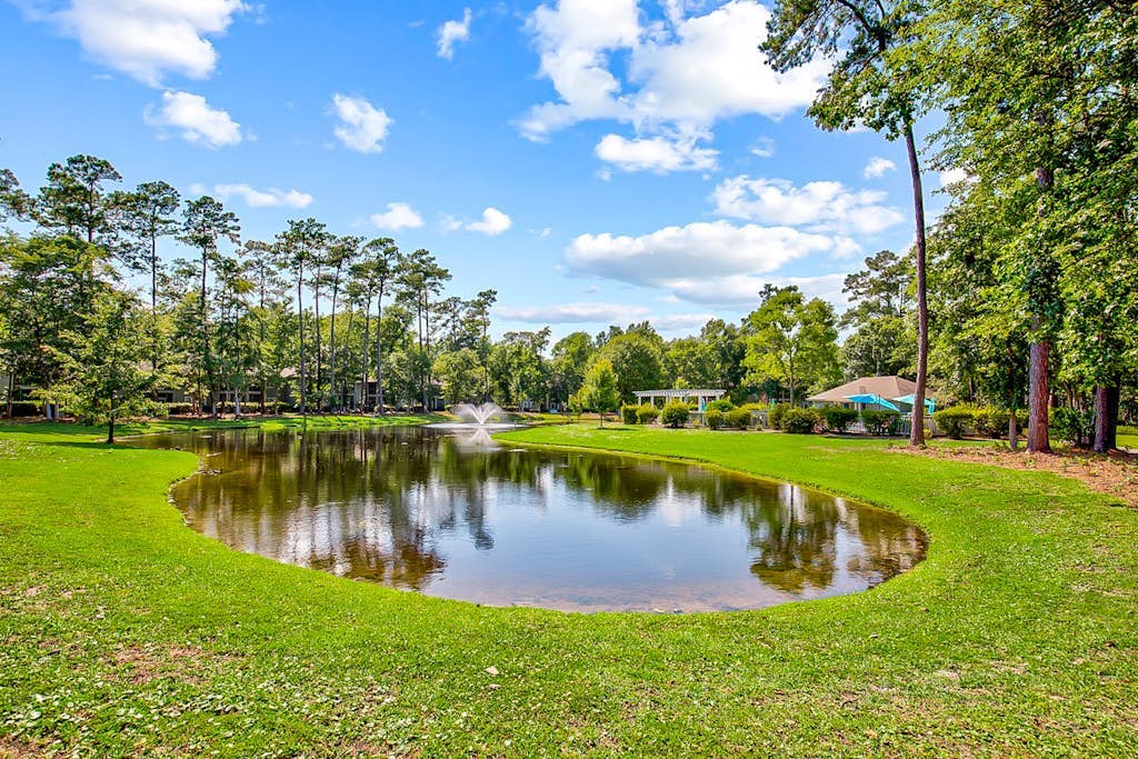 Beautiful condo on golf course with pool, hot tub, balcony, tennis court, & W/D