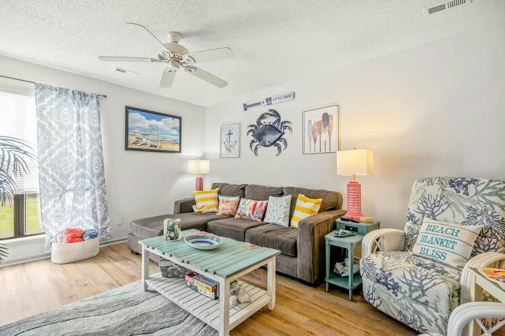Updated condo with on-site pool, tennis AC, & W/D - near golf / beach
