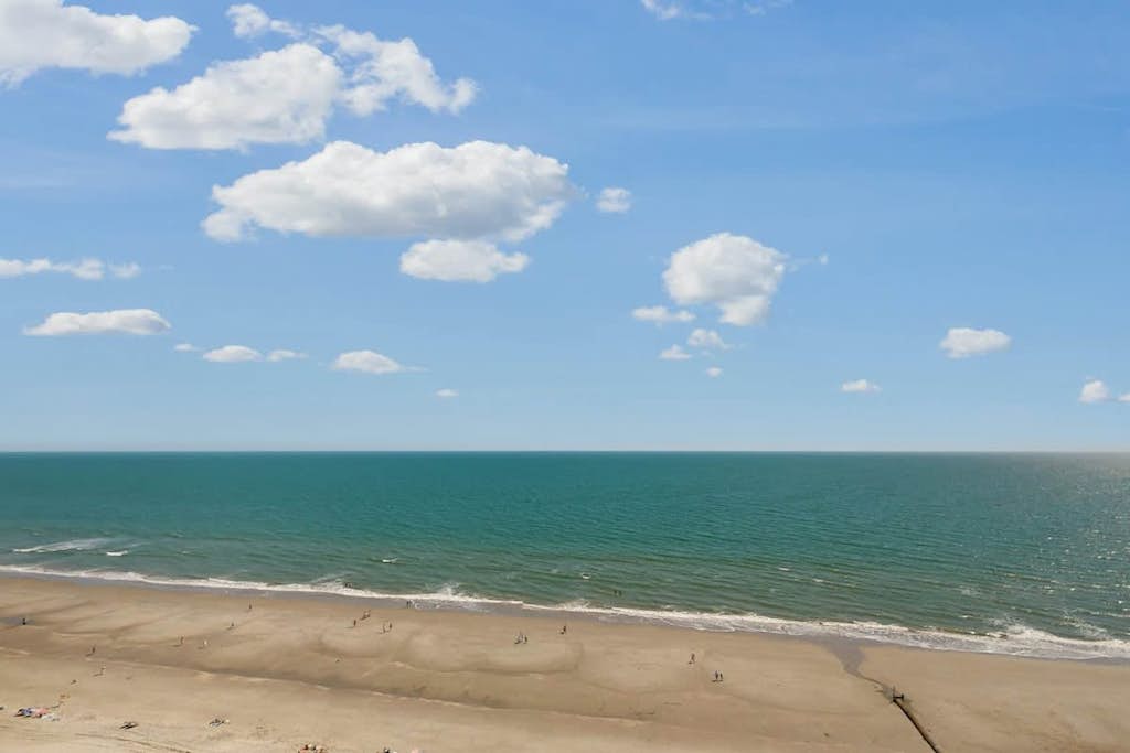 Wonderful 16th-floor oceanfront condo w/shared pool & hot tub, WiFi, AC
