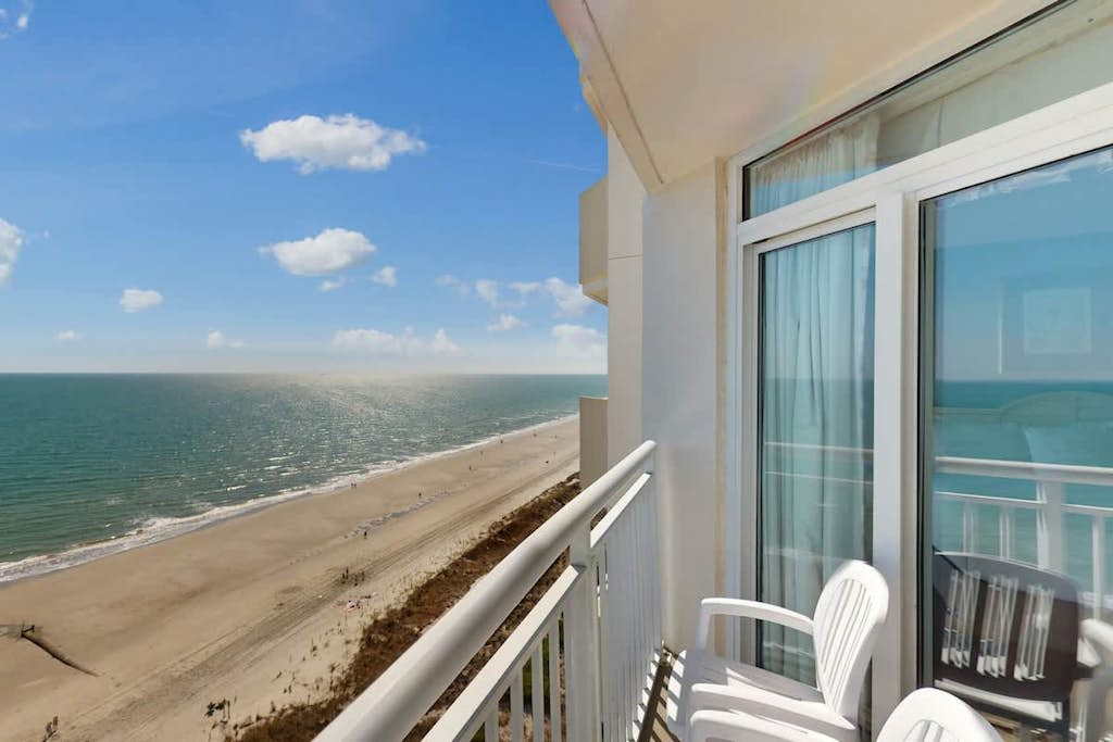 Wonderful 16th-floor oceanfront condo w/shared pool & hot tub, WiFi, AC