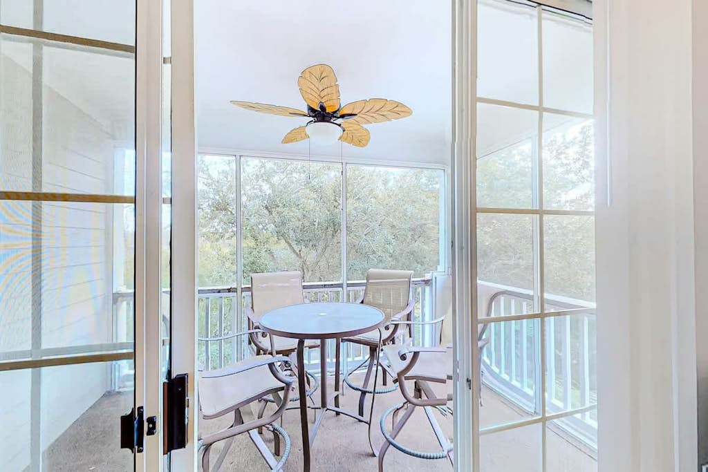 3rd-floor condo with on-site golf, pools, hot tubs, rec courts & private balcony