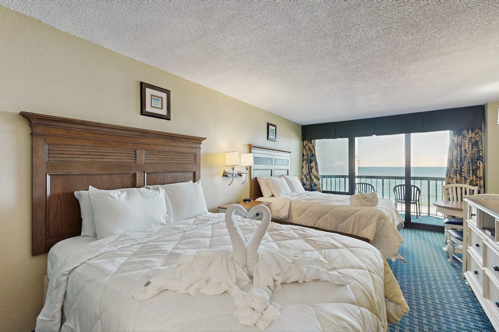 Oceanfront studio with pools, hot tubs & direct beach access