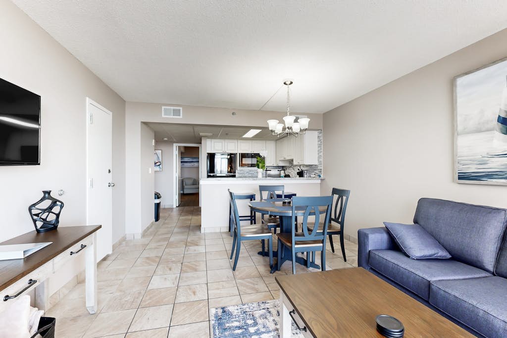 Oceanfront condo with amazing pools, hot tub, lazy river, & fitness room