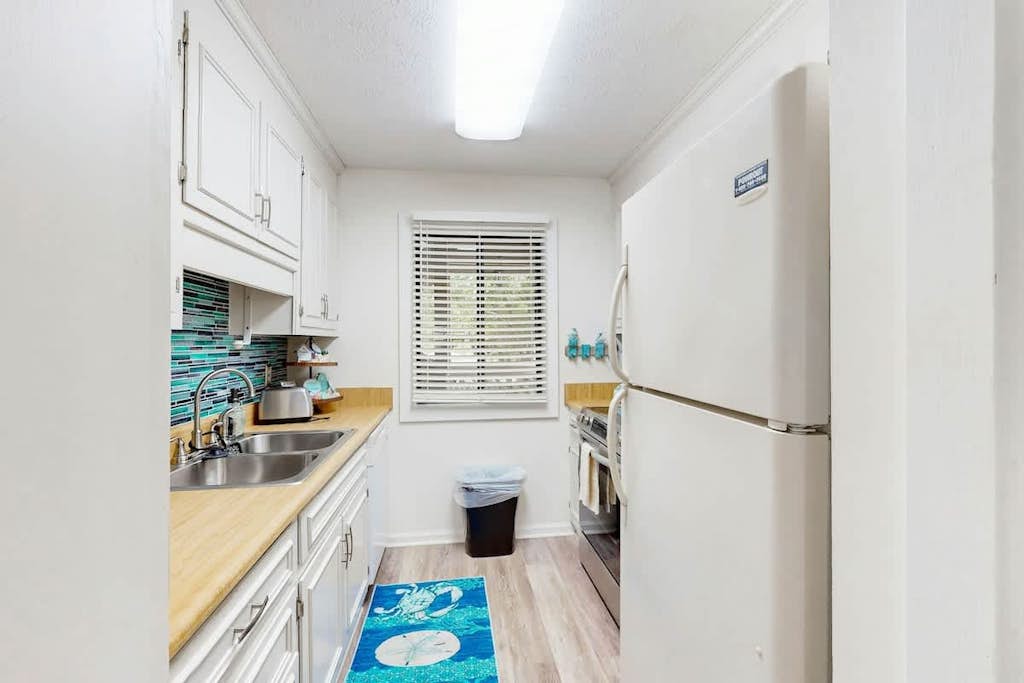 1st floor condo with pools, hot tub, central AC & close to beach