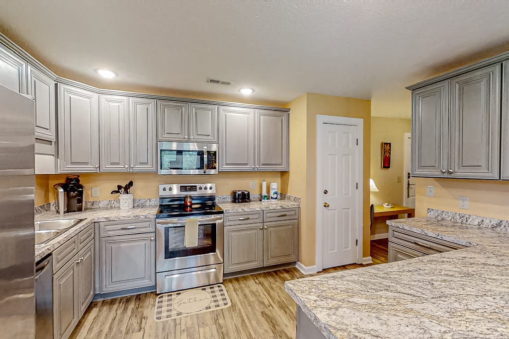 Dog-friendly coastal condo with pool and beach access - snowbird-friendly
