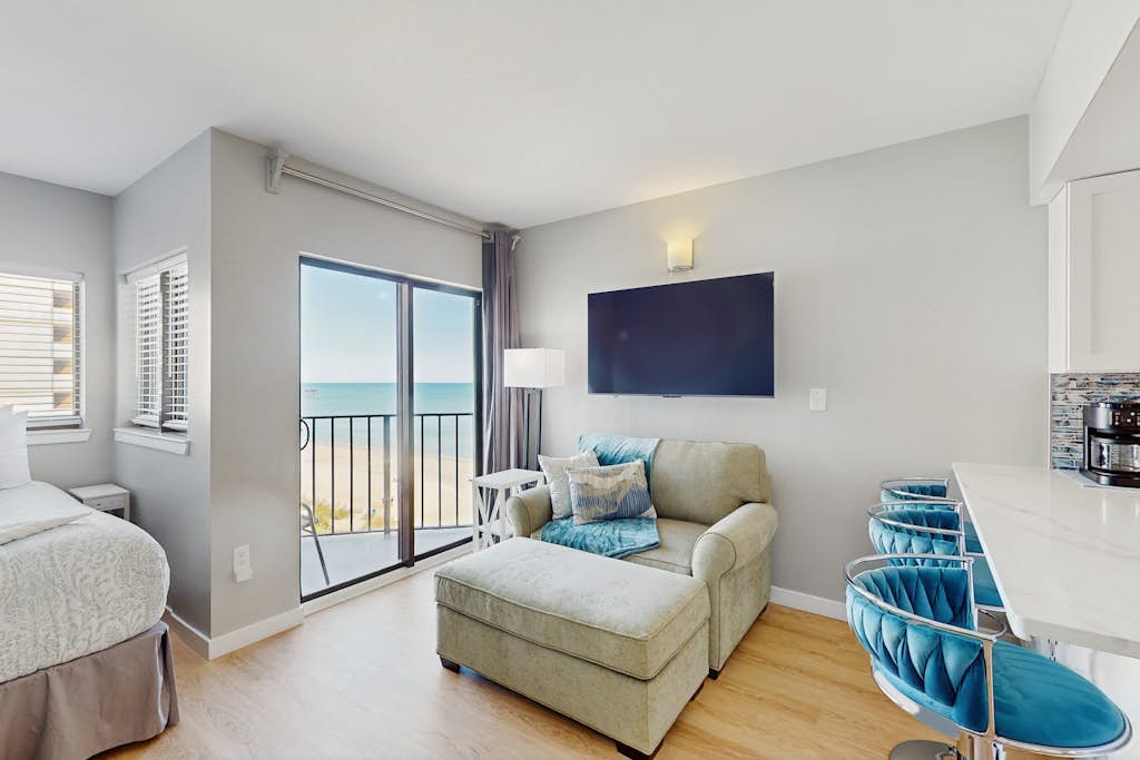 Romantic oceanview studio w/balcony, pool, hot tub & beach access