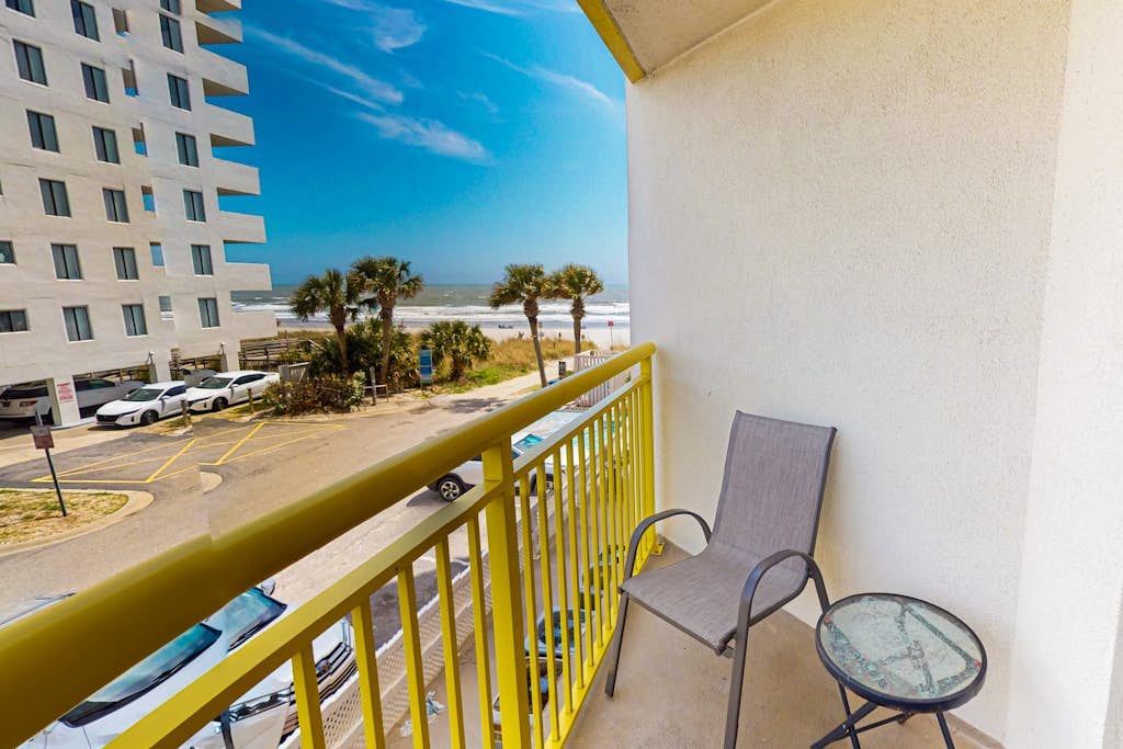 2nd floor ocean view studio w/kitchenette, A/C, WiFi, shared hot tub, pools