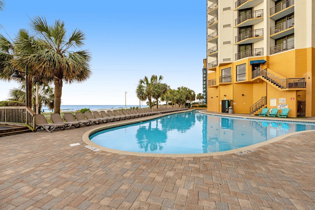 18th-floor ocean view condo with pool, hot tub, private balcony & beach access